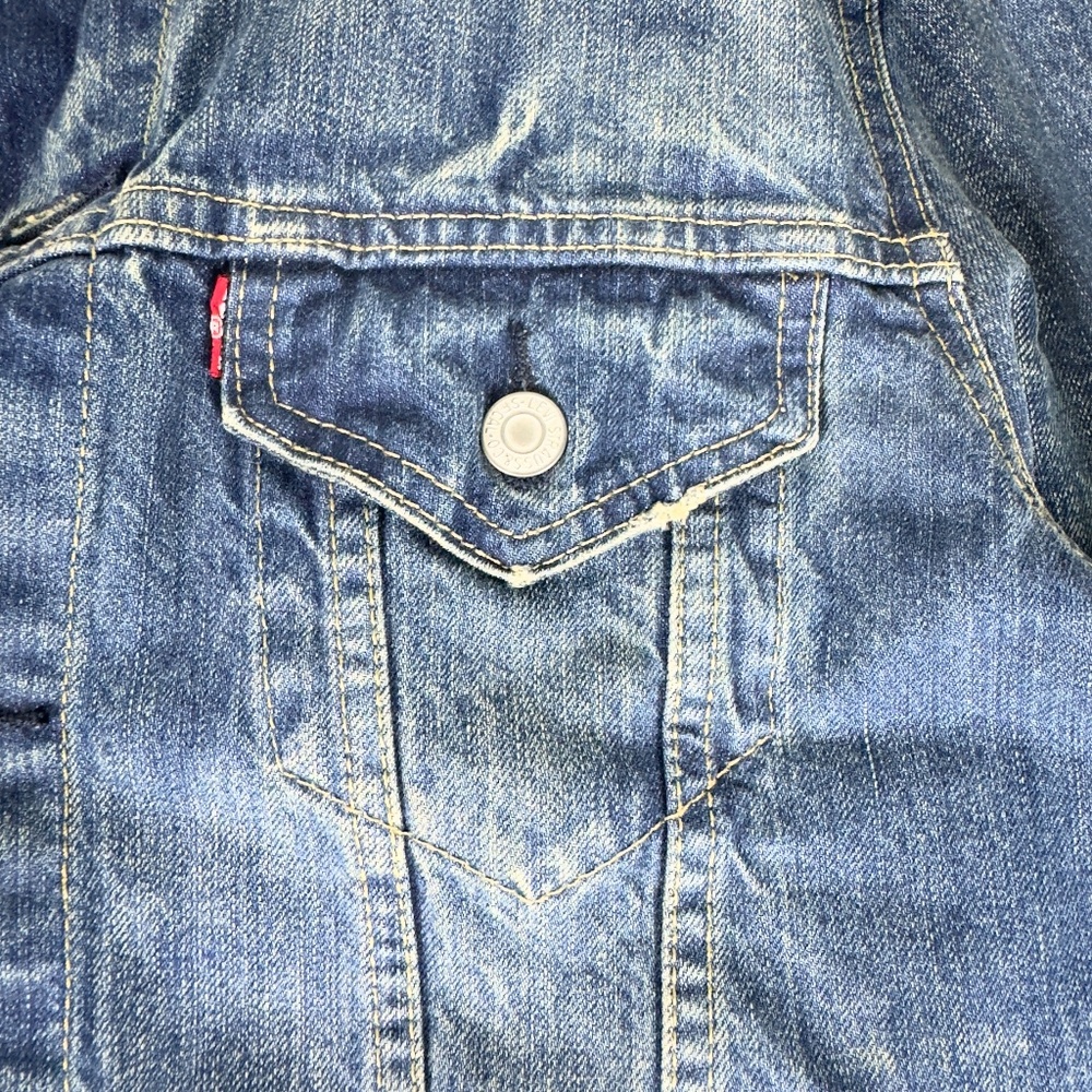Levi’s Classic Denim Jacket in Dark Blue Wash - Picture 7 of 12